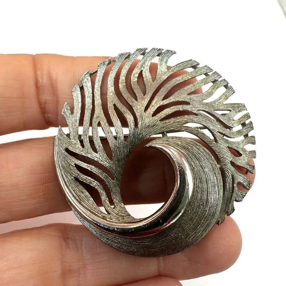 Silver tone vintage brooch